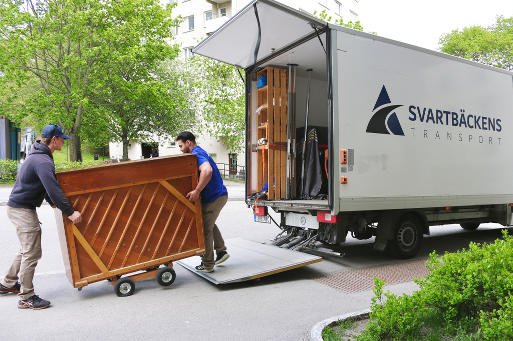 Vi flyttar ett piano i Stockholm från Täby till Bandhagen