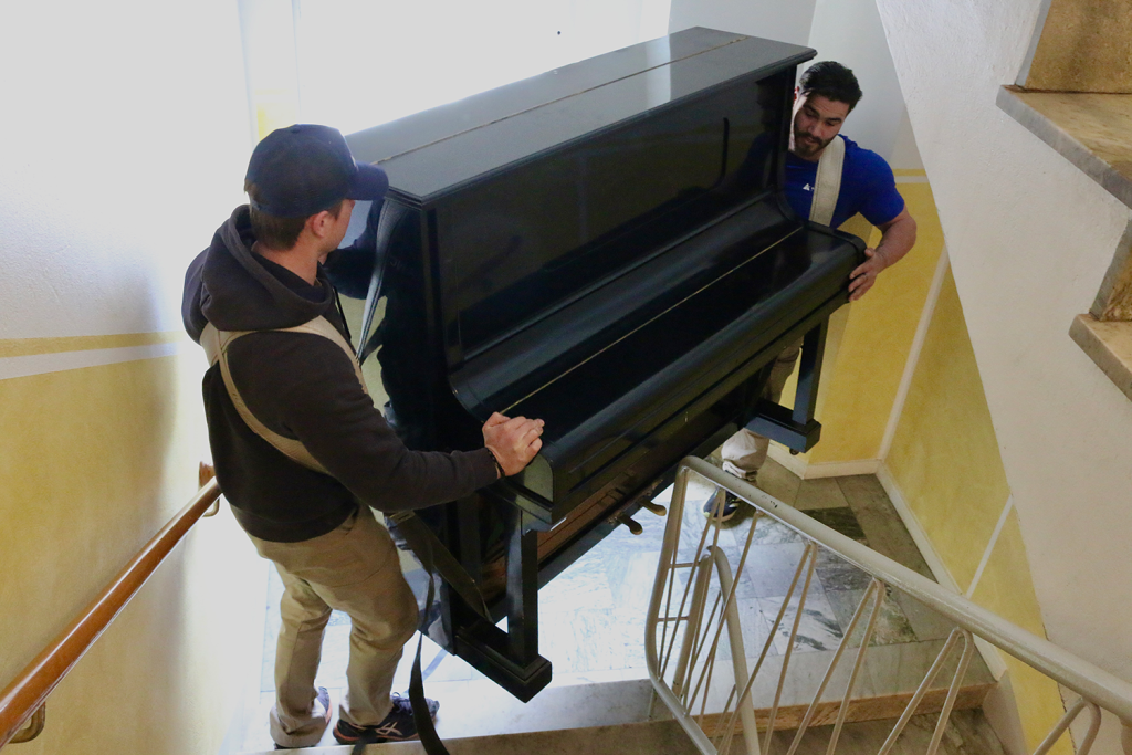 Vi bär ner ett piano i trappor